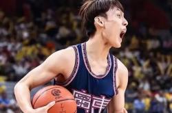 篮球明星荣膺最有价值球员奖