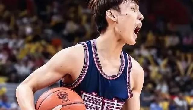 篮球明星荣膺最有价值球员奖