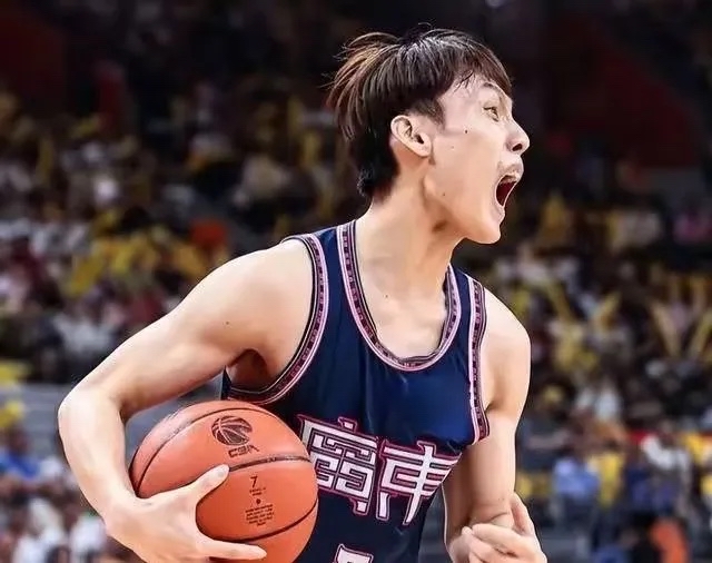 篮球明星荣膺最有价值球员奖