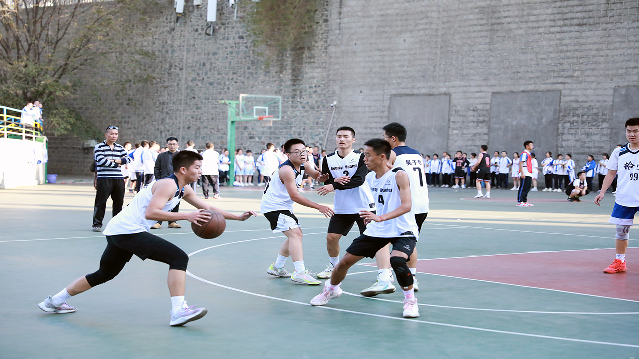 精彩的篮球比赛正在为观众带来无穷乐趣
